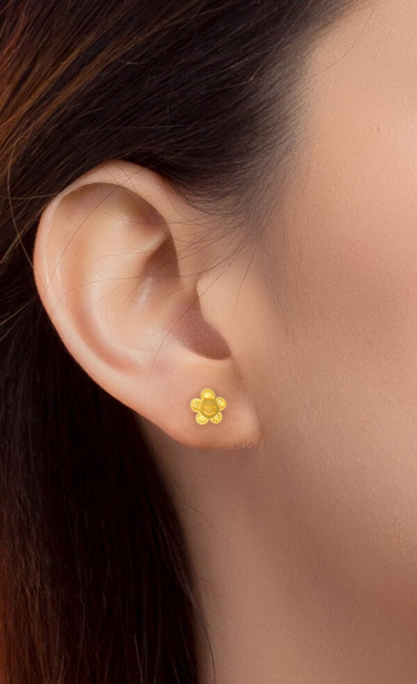TOMEI Smiley Flower Earrings, Yellow Gold 916